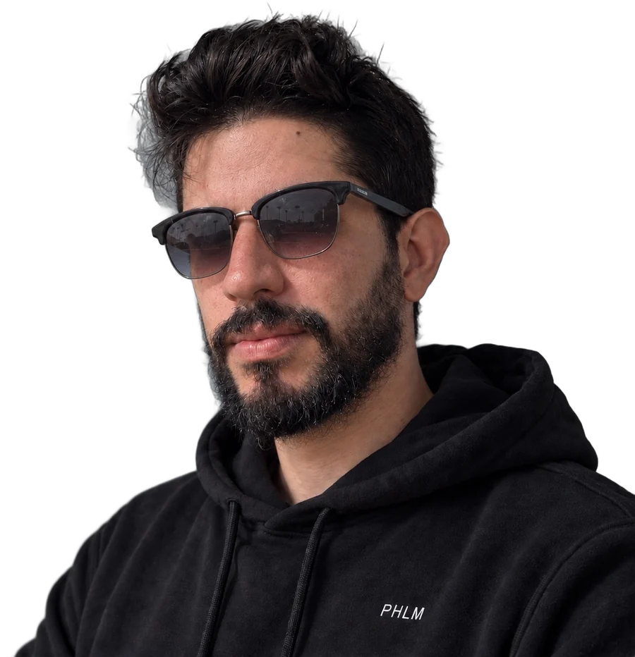 Pedro, sócio da PHLM, de óculos escuros e moletom preto