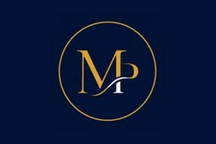 Novo monograma MP em dourado sobre azul marinho